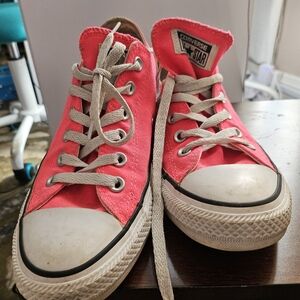 Converse all star low top sneakers 💗💗💗👟 👟 💗💗💗💗US size 9